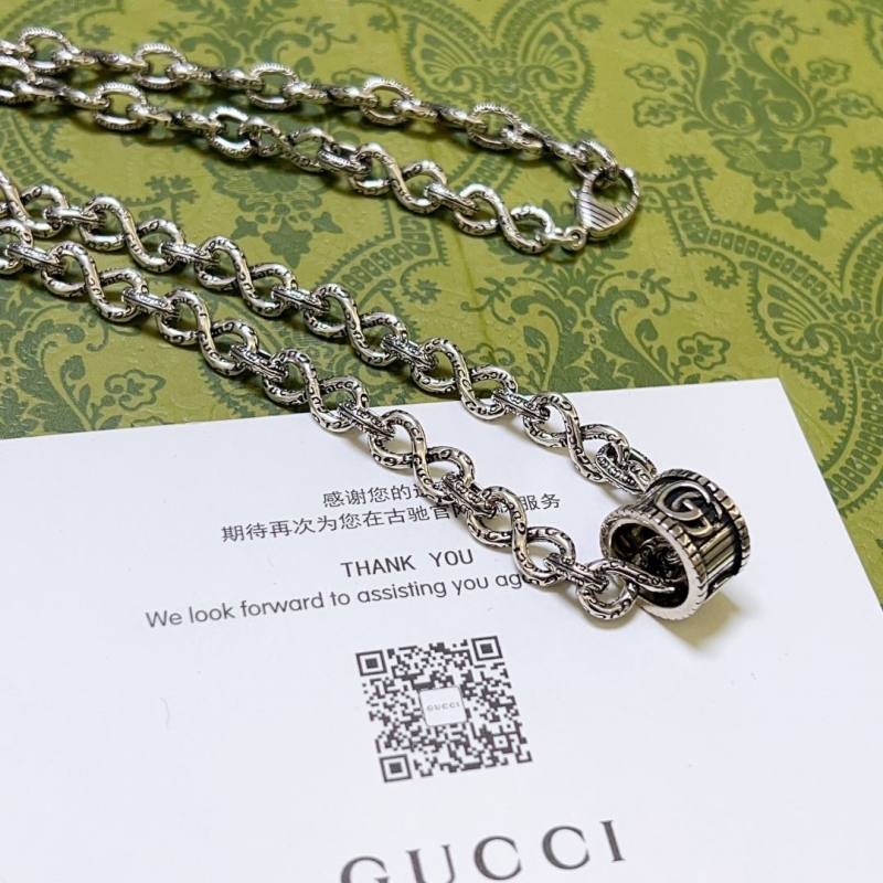 G*u*i necklaces